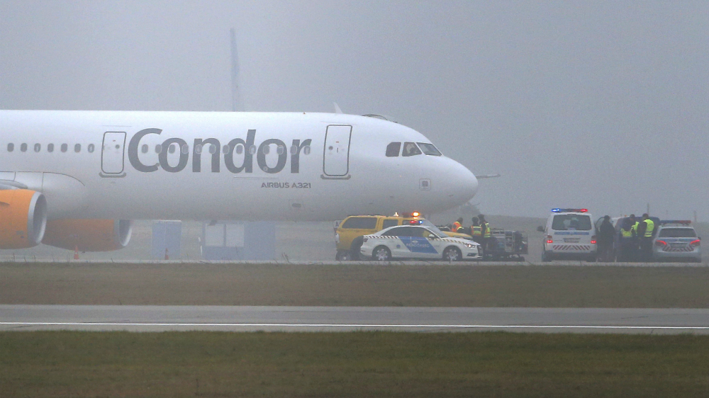 Chiếc máy bay Airbus A321 của hãng Condor đậu tại sân bay ở Budapest ngày 7.12 - Ảnh: Reuters