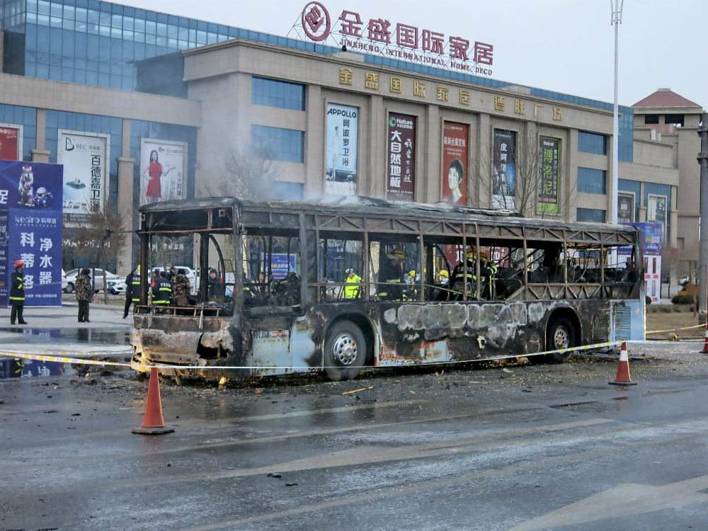 Chiếc xe buýt bị cháy trơ khung - Ảnh: Reuters