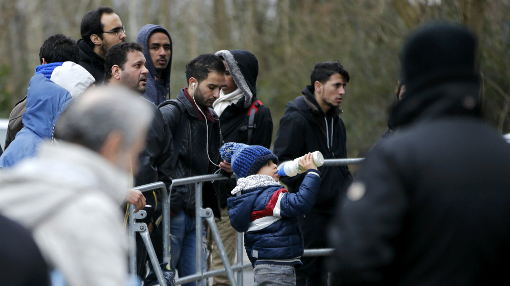 Dòng người xếp hàng trước Văn phòng liên bang về di cư và tị nạn ở thủ đô Berlin, Đức - Ảnh: Reuters