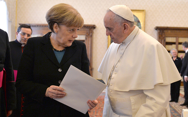 Thủ tướng Đức Angela Merkel và Giáo hoàng Francis trong một cuộc gặp ở Vatican - Ảnh: AFP