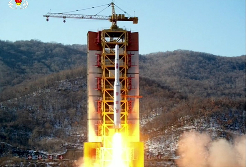 Hình ảnh vụ phóng tên lửa đưa vệ tinh vào quỹ đạo của Triều Tiên ngày 7.2.2016 - Ảnh: Reuters