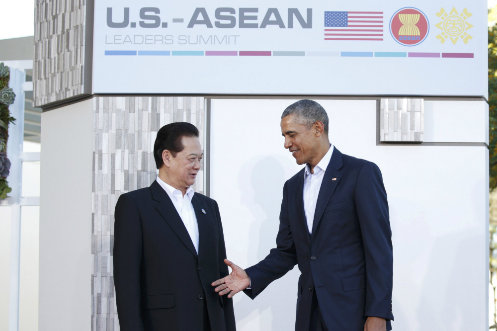 Tổng thống Mỹ Barack Obama chào mừng Thủ tướng Nguyễn Tấn Dũng đến tham dự hội nghị cấp cao Mỹ - ASEAN ở Sunnylands- Ảnh: Reuters
