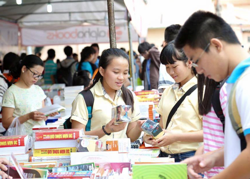 Phiên chợ sách cũ thu hút rất đông bạn đọc trẻ tham gia - Ảnh: Quỳnh Trân