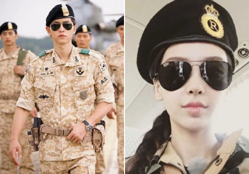Angelababy (phải) hóa thân thành nhân vật đại úy Yoo Shi-jin  do Song Joong Ki thủ vai (trái) - Ảnh chụp màn hình