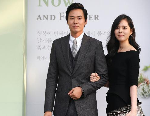 Vợ chồng Han Ga In và Yeon Jung Hoon - Ảnh: Reuters