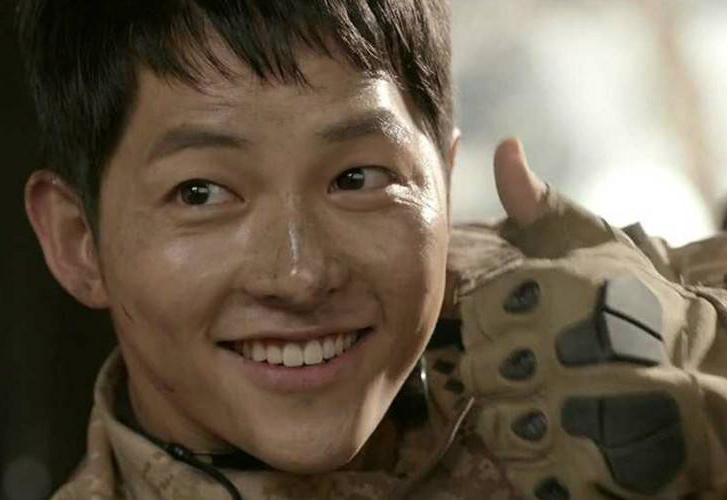 Song Joong Ki trong một cảnh quay của 'Hậu duệ mặt trời' - Ảnh chụp từ clip