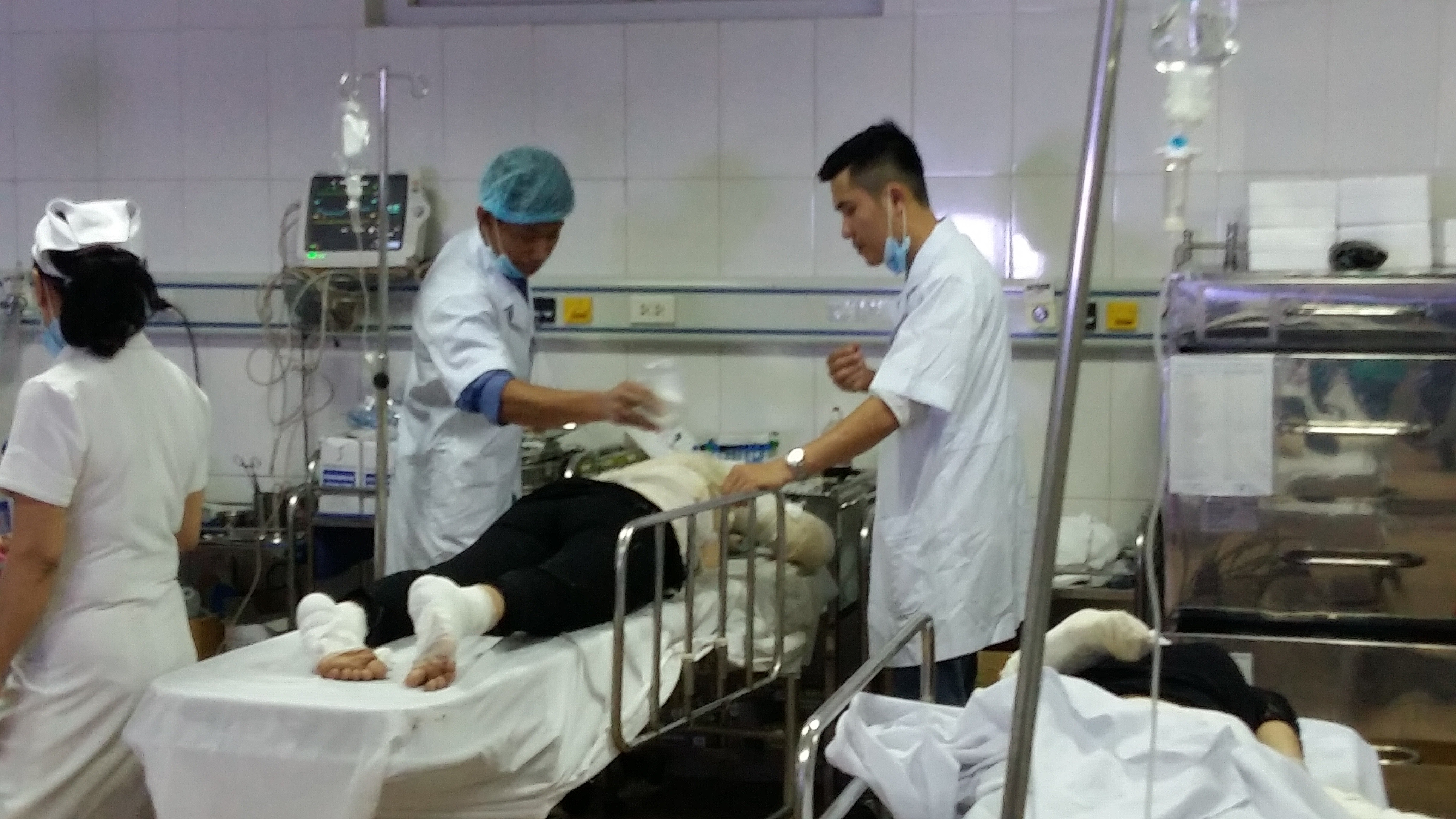 Các công nhân đang được cấp cứu tại Bệnh viện 115 Nghệ An - Ảnh: Khánh Hoan