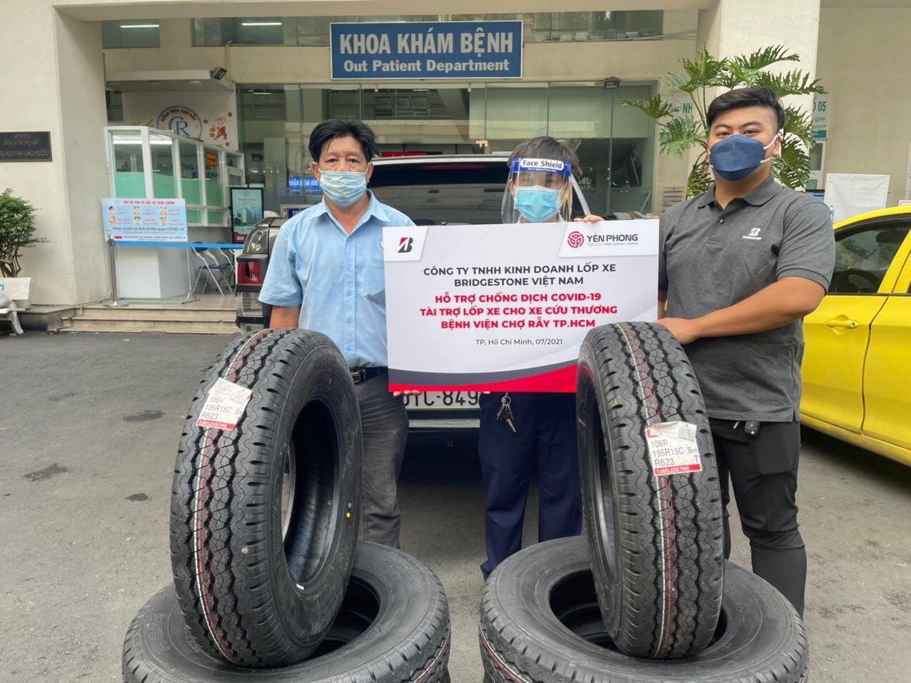 Đội cứu thương tại Bệnh viện Chợ Rẫy nhận lốp xe trang bị cho xe cứu thương do Bridgestone Việt Nam hỗ trợ