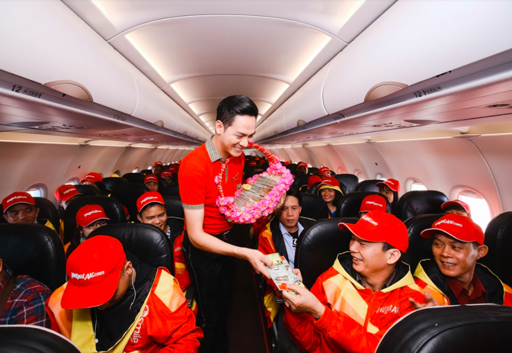 Các công nhân, sinh viên nghèo hạnh phúc khi được nhận quà tết trên chuyến bay Chắp cánh yêu thương