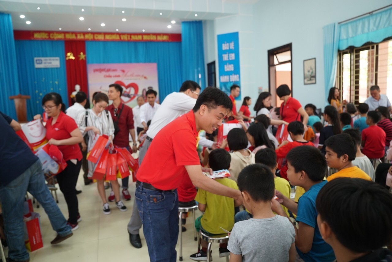  Giám đốc Văn phòng miền Trung Trần Hoàng Linh thăm và tặng quà cho các em