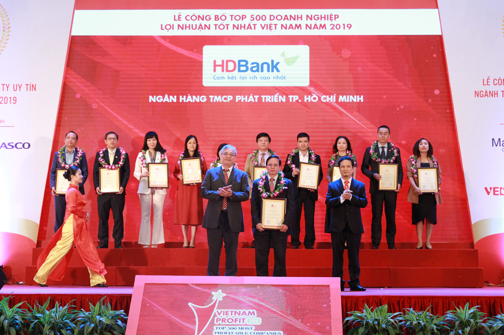 Ông Nguyễn Thành Đô - Phó chủ tịch HĐQT HDBank tại buổi lễ trao Top 10 ngân hàng - tài chính - chứng khoán có lợi nhuận tốt nhất