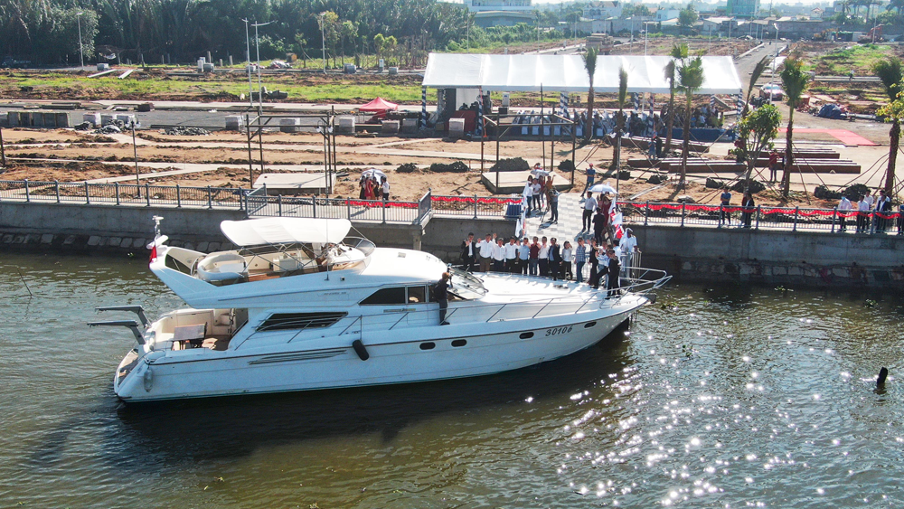 Lãnh đạo của SeaHoldings và khách mời cùng trải nghiệm du thuyền The Pearl Riveside