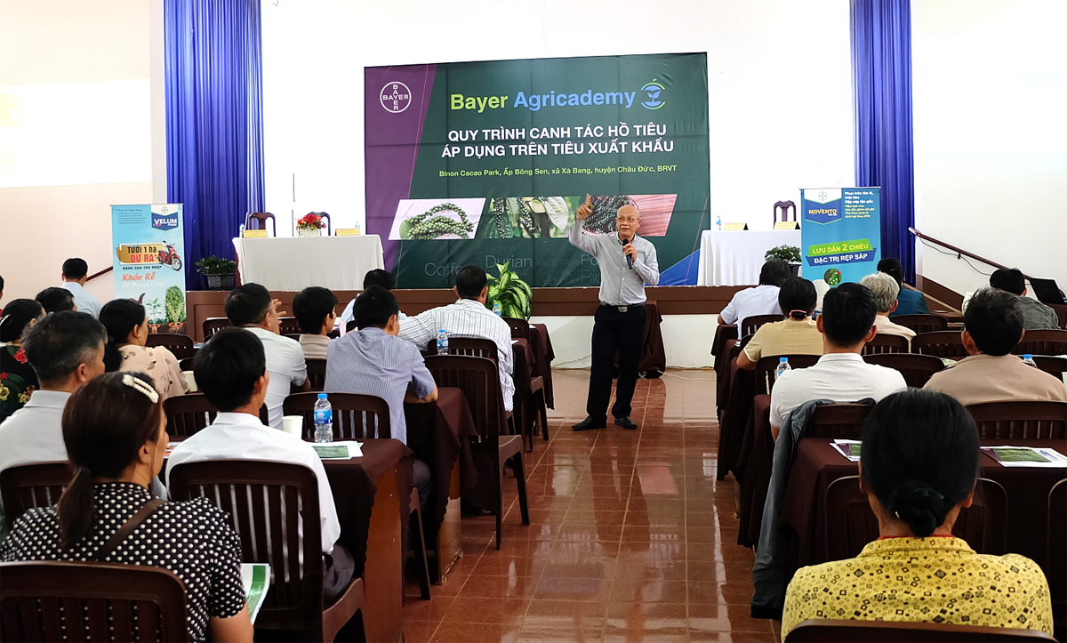 Ông Bùi Văn Kịp, Cố vấn Cấp cao của Bayer Việt Nam hỗ trợ nhà nông kiến thức, kỹ thuật trong canh tác hồ tiêu