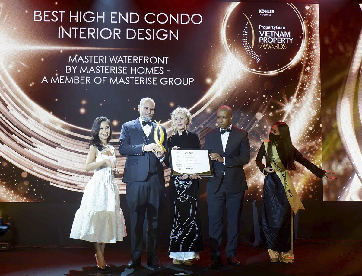 Ông Youssef Akila, Giám đốc khối thiết kế, đại diện Masterise Homes nhận giải thưởng về thiết kế cho dự án Masteri Waterfront