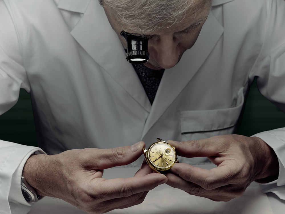 Tại các trung tâm Rolex World Service, mỗi chiếc đồng hồ đều được thợ đồng hồ kiểm tra tỉ mỉ và đánh giá trước khi được tiến hành bảo dưỡng