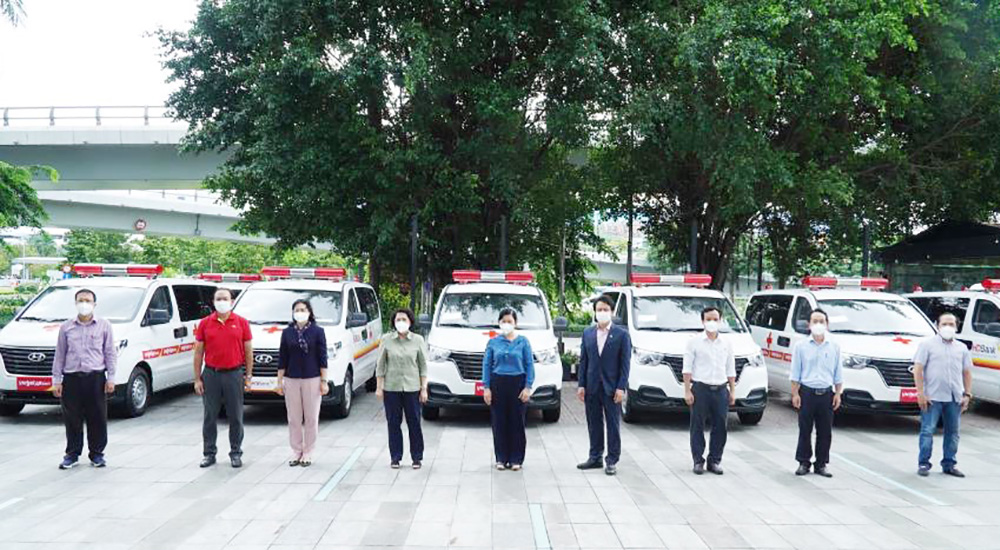 Đại diện TP.HCM, các bệnh viện và đại diện Vietjet, HDBank tại buổi trao tặng 10 xe cứu thương