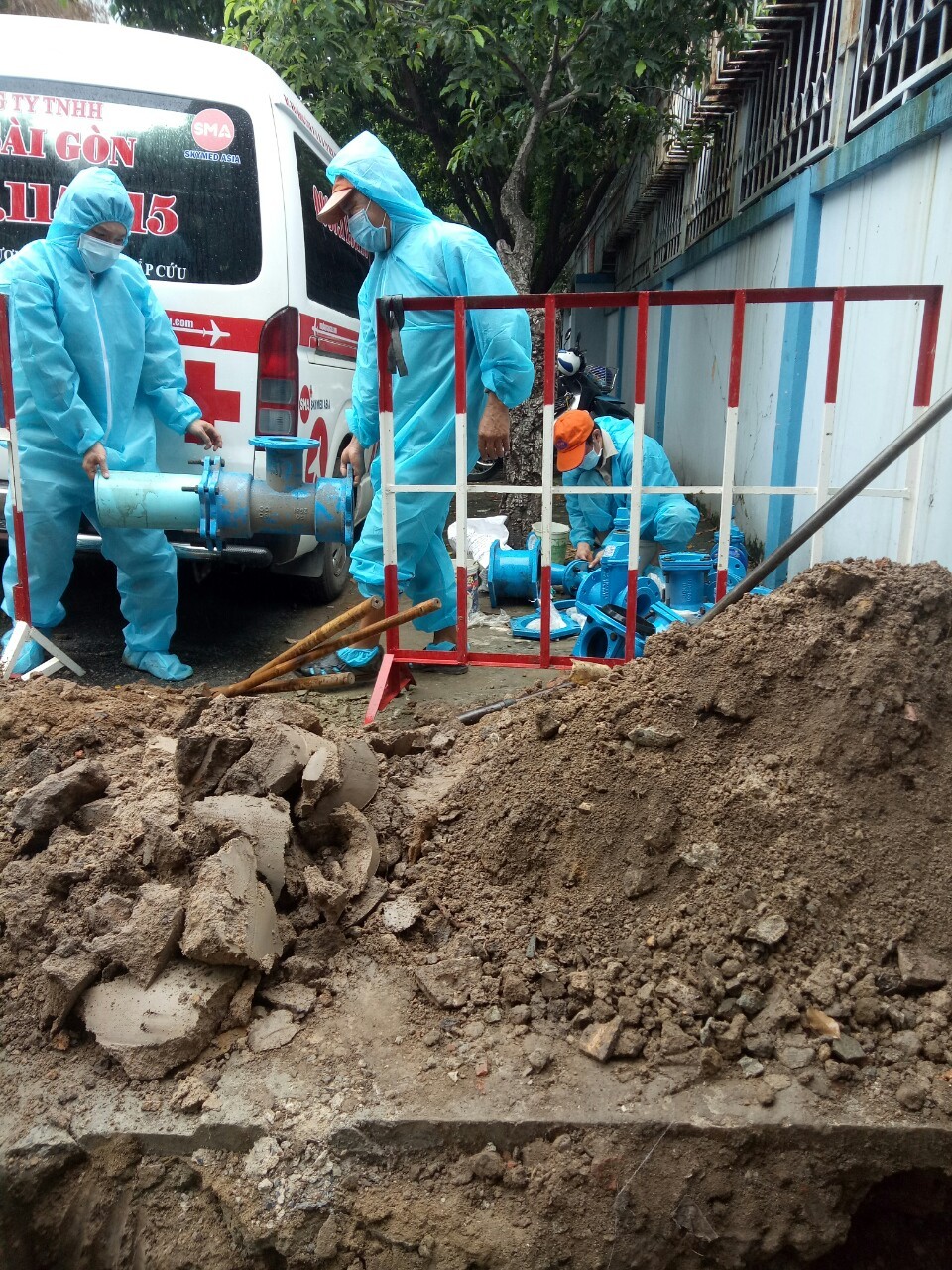 Lắp đặt đồng hồ nước 50 ly tại khu cách ly tập trung Trường THPT Nguyễn Du, Q.10