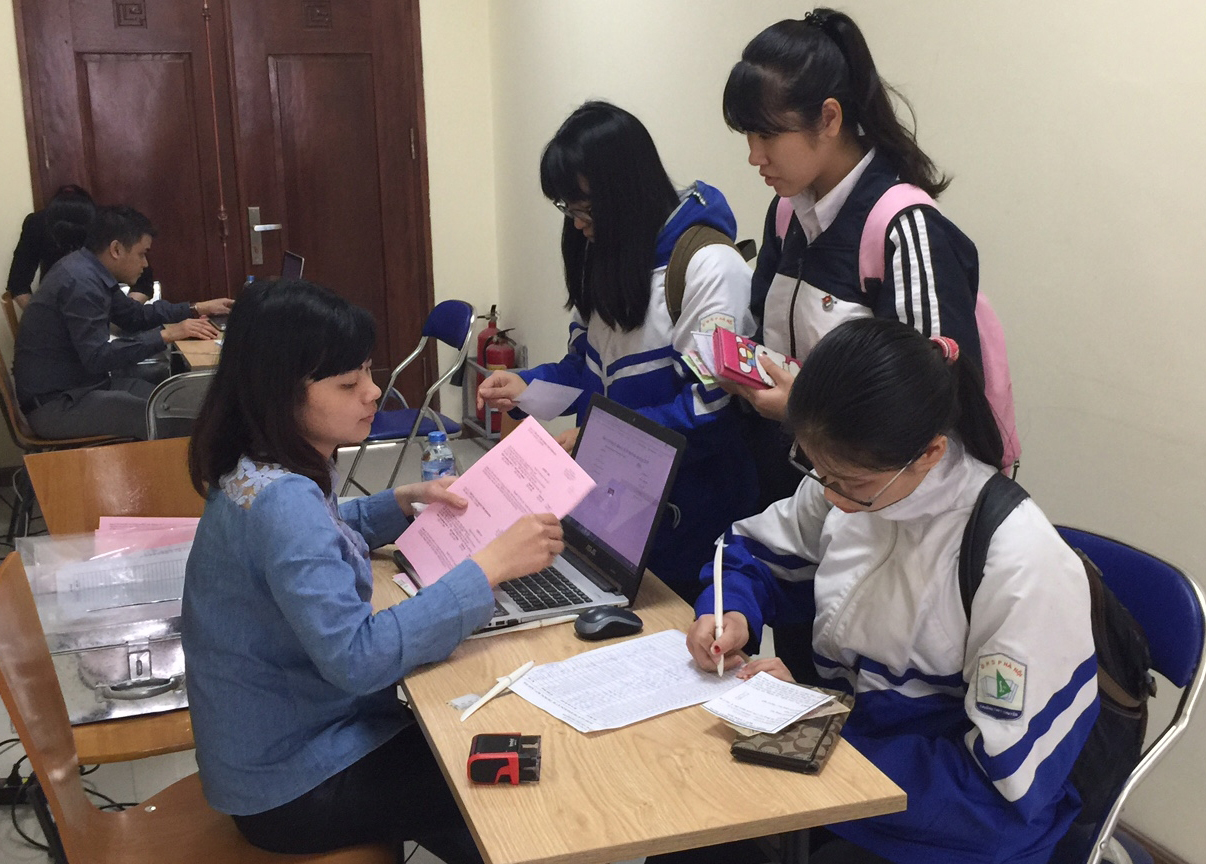 Thí sinh nộp lệ phí thi đánh giá năng lực tại ĐH Quốc gia Hà Nội - Ảnh: Thu Lương