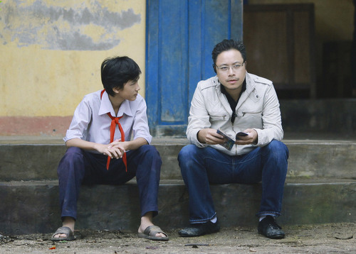 Đạo diễn Victor Vũ và diễn viên nhí Thịnh Vinh trên phim trường - Ảnh đoàn làm phim cung cấp