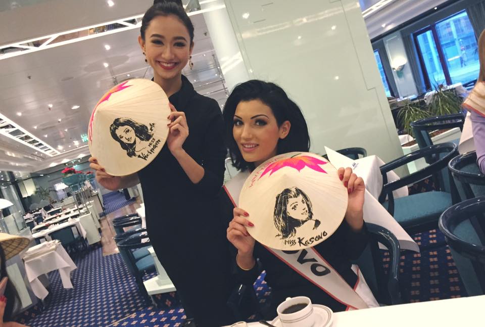 Hà Thu và người đẹp Kosovo chụp ảnh cùng chiếc nón lá đặc biệt - Ảnh: Fanpage Miss Intercontinental