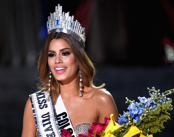 Người đẹp Colombia chỉ đội vương miện Hoa hậu Hoàn vũ được vài phút - Ảnh: AFP