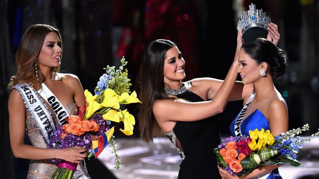 Hoa hậu Hoàn vũ 2014 Paulina Vega lấy lại vương miện từ người đẹp Colombia để trao cho đại diện Philippines - Ảnh: AFP
