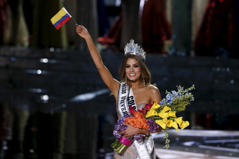 Người đẹp Colombia rạng rỡ trong giây phút đăng quang ngắn ngủi - Ảnh: Reuters