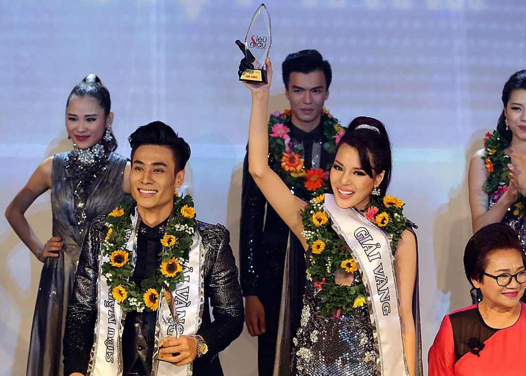 Tuấn Anh và Khả Trang nhận giải vàng Siêu mẫu Việt Nam 2015 - Ảnh: Độc Lập