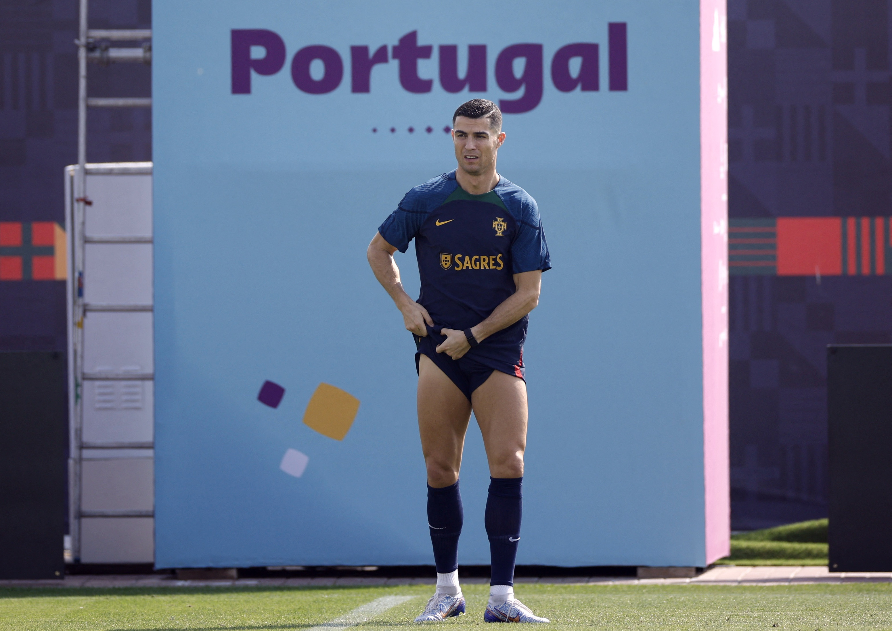 Buổi tập đầu tiên của tuyển Bồ Đào Nha: 'Tất cả chỉ vì Cristiano Ronaldo'