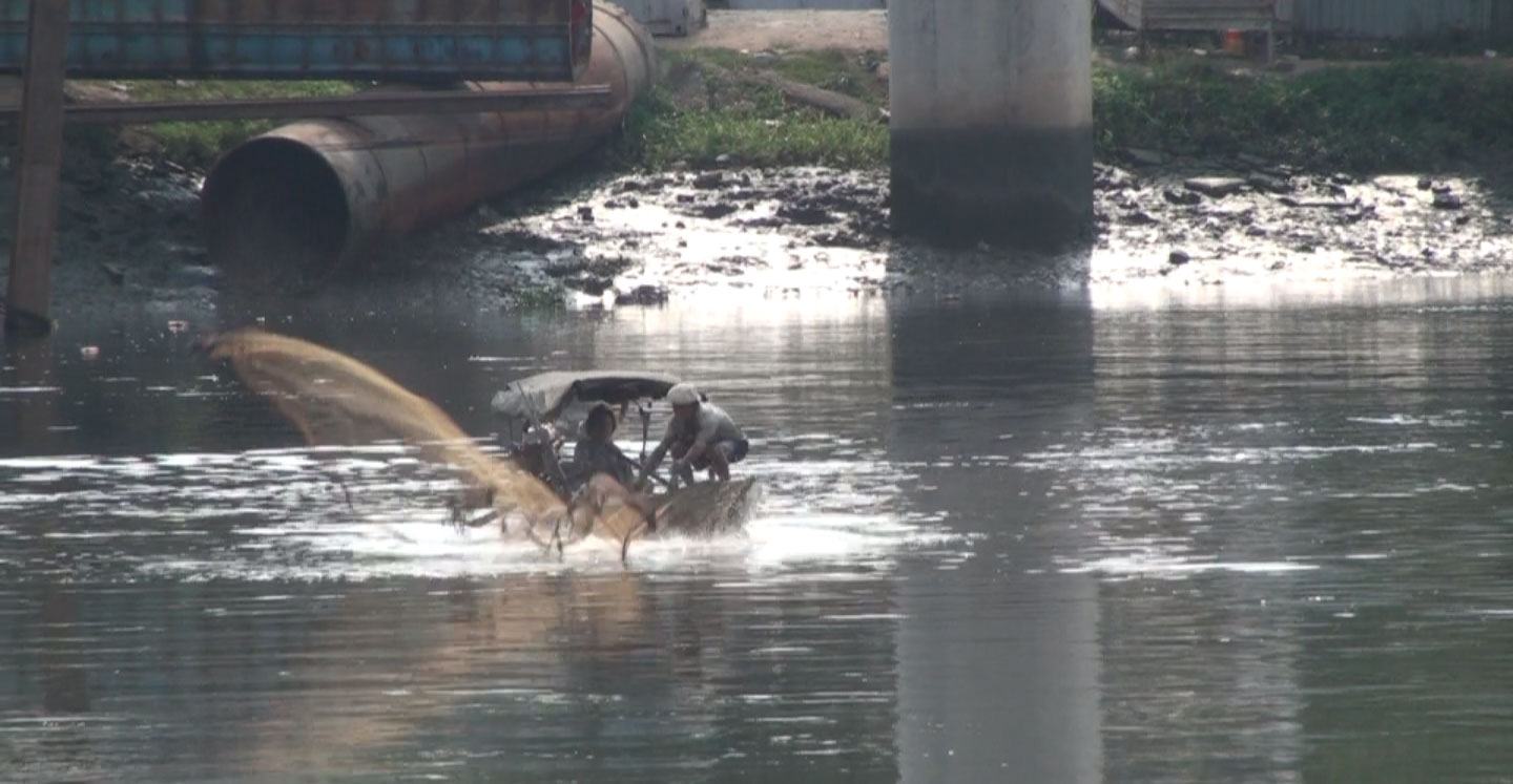 Cảnh quăng lưới bắt cá thoải mái trên kênh Nhiêu Lộc - Thị Nghè