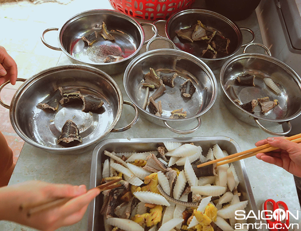 Sau khi tôi “đặt hàng”, Hiếu - nhân viên phục vụ của nhà hàng nhanh chóng ra chuồng bắt rắn