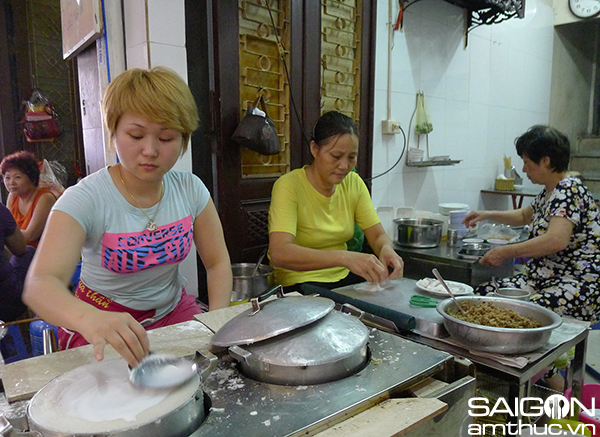 Bà Lộc, chủ nhân đầu tiên của hàng bánh cuốn 17 Phan Phù Tiên (phường Cát Linh, quận Đống Đa, thành phố Hà Nội) đã bán món bánh cuốn có thịt này từ thời kỳ bao cấp của thế kỷ trước.