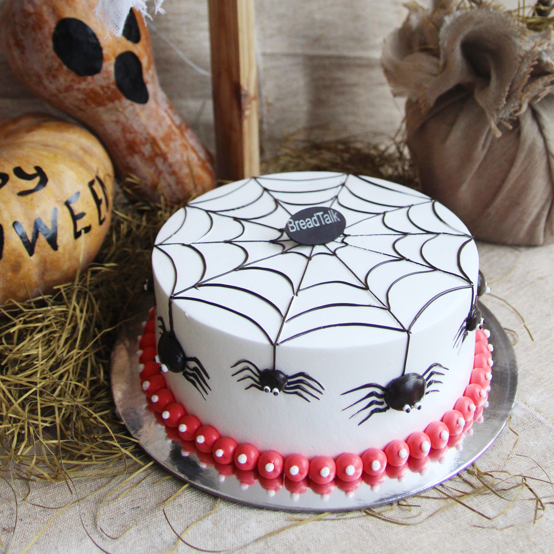 Set bánh Halloween "Dạ Tiệc Lúc 12h" dành cho 10 người chỉ 590.000đ tại BreadTalk