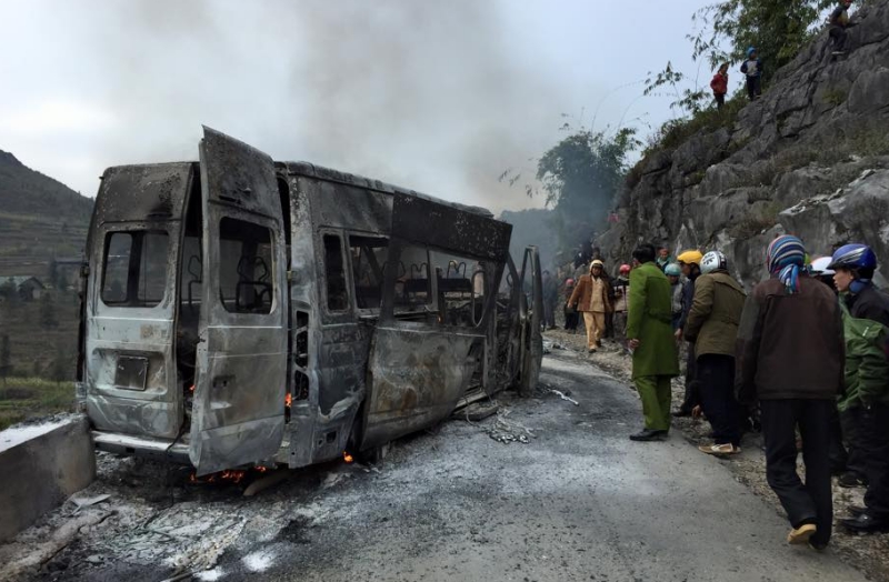 Chiếc xe cháy trơ khung tại địa phận xã Tả Lủng - Ảnh: Otofun