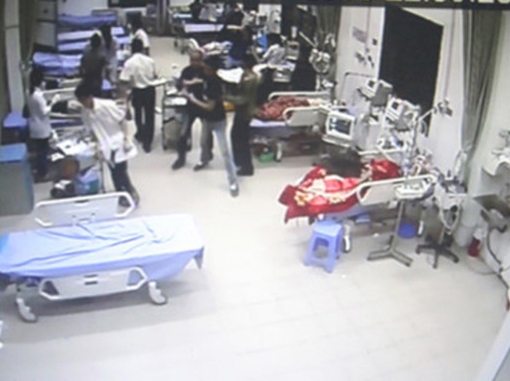 Nhóm côn đồ lao vào chém bệnh nhân khi đang cấp cứu - Ảnh cắt từ camera an ninh của bệnh viện