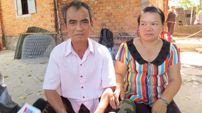 Ông Huỳnh Văn Nén và vợ sau khi ra tù - Ảnh: Quế Hà