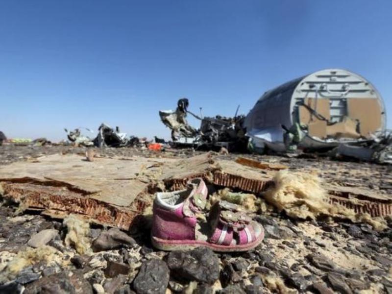 Một chiếc giày trẻ em gần mảnh vỡ máy bay Airbus A321 của Metrojet rơi ở bán đảo Sinai, Ai Cập - Ảnh: Reuters