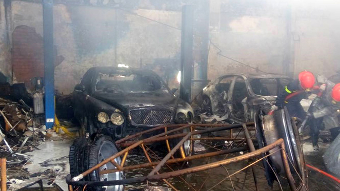 Xe siêu sang Bentley bị thiêu rụi sau vụ cháy kéo dài gần 3 giờ đồng hồ ở Sài Gòn - Ảnh: Đức Tiến