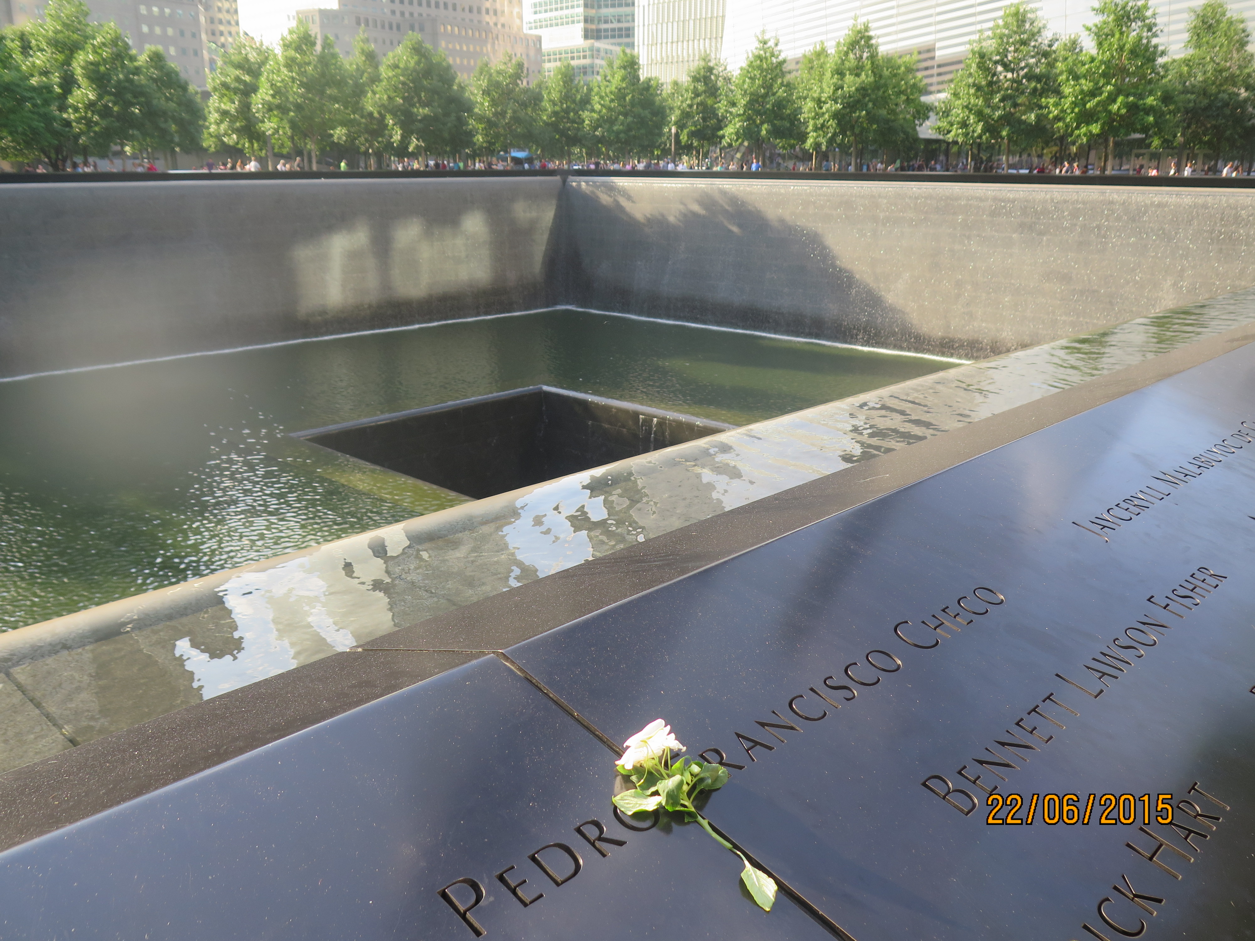 Hoa tưởng niệm và những cái tên anh hùng thuộc Sở chữa cháy New York ở lại mãi mãi Ground Zero nhắc nhớ về sự hy sinh trong thảm họa