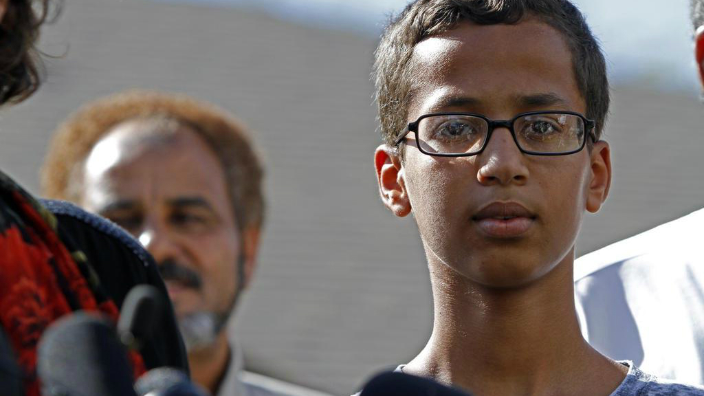 Ahmed Mohamed, cậu học sinh 14 tuổi tự chế một chiếc đồng hồ và bị nghi nhầm là bom - Ảnh: AFP