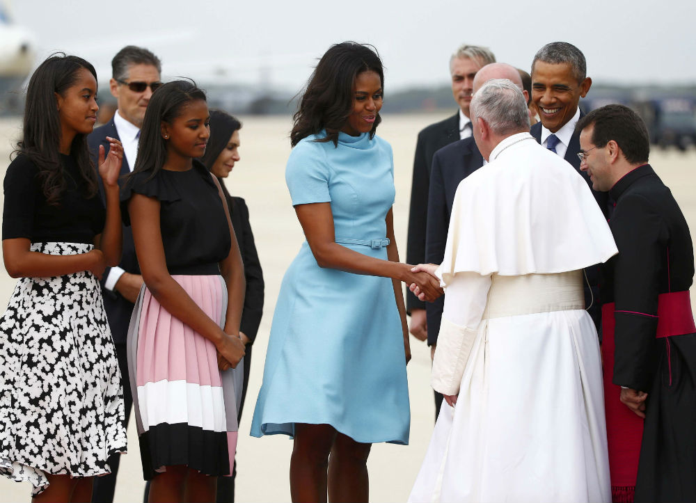 Tổng thống Mỹ Barack Obama cùng phu nhân Michelle Obama và hai con gái chào đón Giáo hoàng Francis ngày 22.9 - Ảnh: Reuters