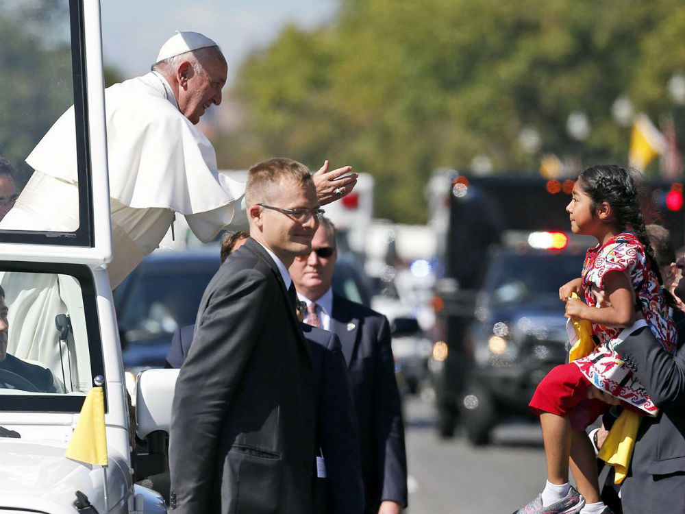 Bé gái 5 tuổi vượt rào an ninh để gửi thư tay cho Giáo hoàng - Ảnh: AFP
