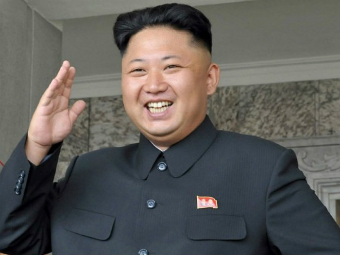Lãnh đạo Triều Tiên Kim Jong-un thưởng cho người dân nhân dịp kỷ niệm 70 năm thành lập đảng Lao động Triều Tiên - Ảnh: AFP
