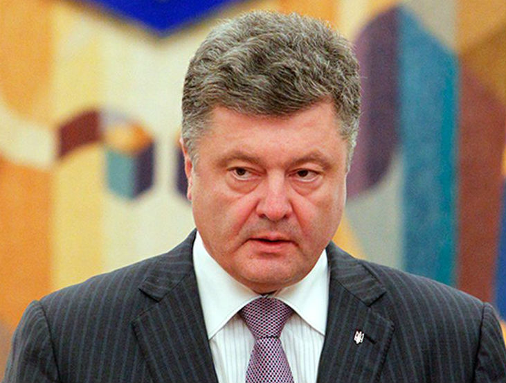  Tổng thống Ukraine Petro Poroshenko đã ký thông qua học thuyết quân sự mới, coi Nga là mối đe dọa quân sự chính đối với nước này - Ảnh: Reuters