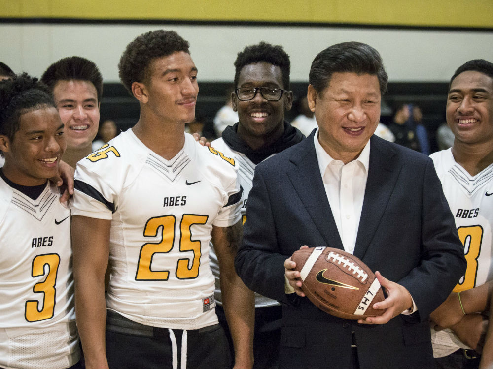 Chủ tịch Trung Quốc Tập Cận Bình nhận quả bóng bầu dục của học sinh Mỹ tặng - Ảnh: Reuters