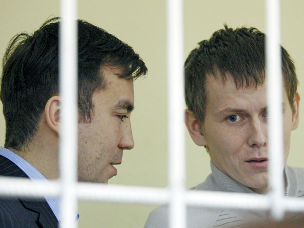 Yevgeny Yerofeyev (trái) và Aleksander Aleksandrov bị đưa ra xét xử - Ảnh: AFP