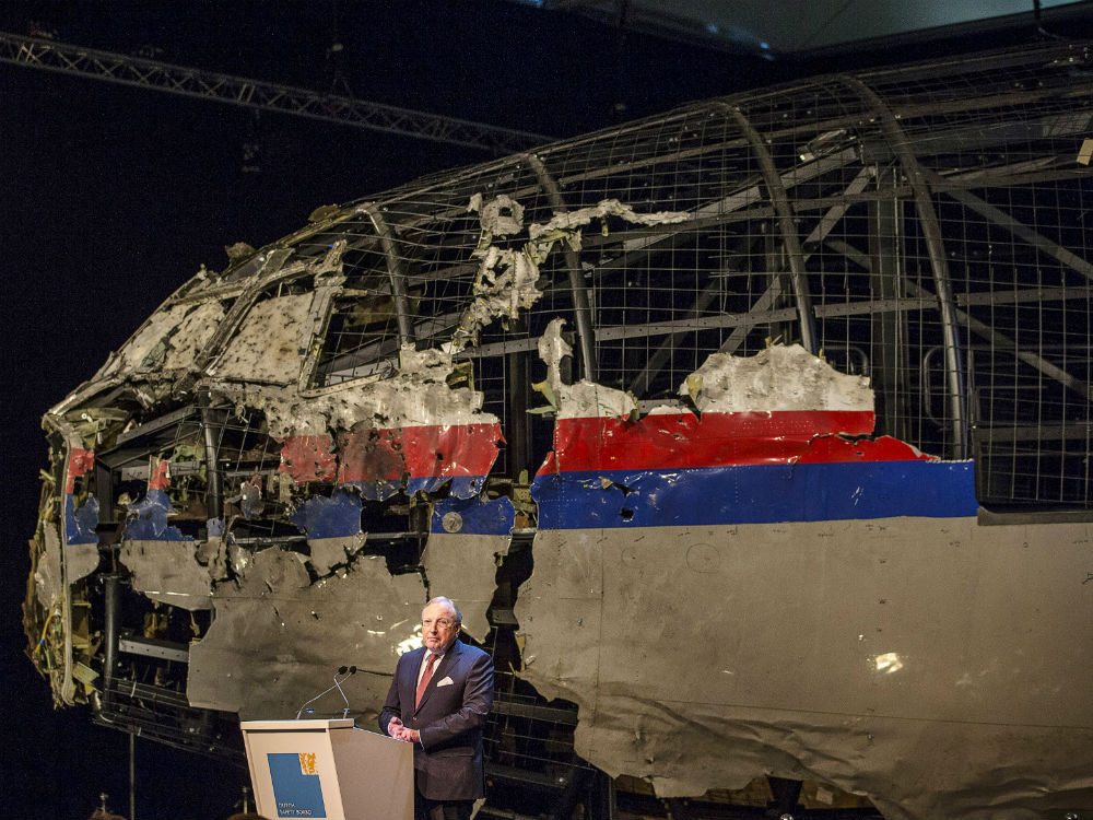 Ông Tjibbe Joustra, Chủ tịch Ủy ban an toàn Hà Lan (DSB) chiều ngày 13.10 tại căn cứ không quân Gilze-Rijen (Hà Lan) công bố báo cáo cuối cùng, chính thức xác nhận tên lửa Buk đã bắn hạ máy bay MH17 - Ảnh: Reuters