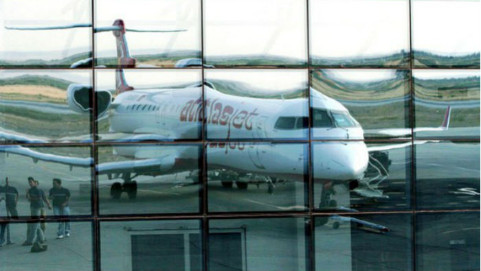 Các hãng hàng không Ukraine đề nghị được khai thác chuyến bay tới Nga - Ảnh: AFP