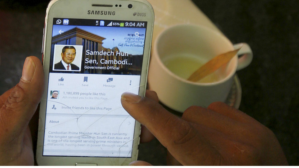 Tài khoản Facebook của Thủ tướng Campuchia Hun Sen thu hút 1,2 triệu lượt thích - Ảnh: Reuters