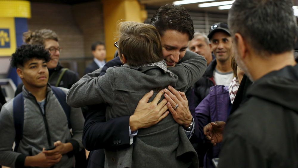 Thủ tướng tân cử của Canada, Justin Trudeau đến ga tàu điện ngầm cảm ơn mọi người - Ảnh: Reuters